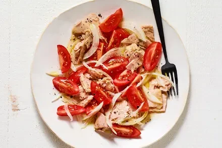 Tuna and Tomato Salad: A Fresh Mediterranean-Inspired Dish
