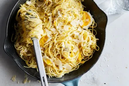 Spaghetti with Fried Eggs (Carbonara-Inspired)